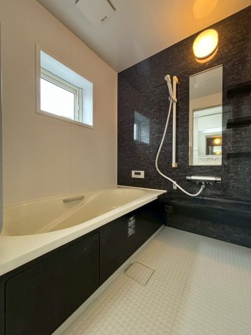 新川西3条4丁目の浴室|窓付きで換気もばっちりです！