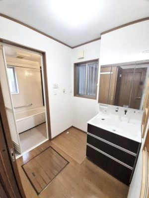 【洗面所】 | 亀岡　篠町森下宮ノ谷　一戸建 | 三面鏡洗面化粧台