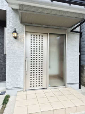 【玄関】 | 亀岡　篠町森下宮ノ谷　一戸建 | 引戸＋明り取り窓付き