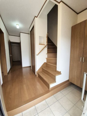 【玄関】 | 亀岡　篠町森下宮ノ谷　一戸建 | 広々とした玄関です