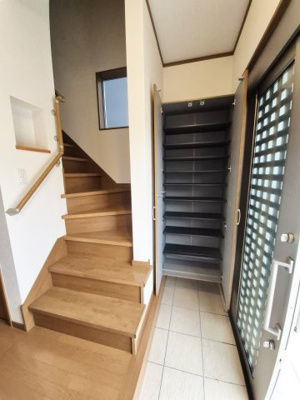 【玄関】 | 亀岡　篠町森下宮ノ谷　一戸建 | シューズボックス完備です