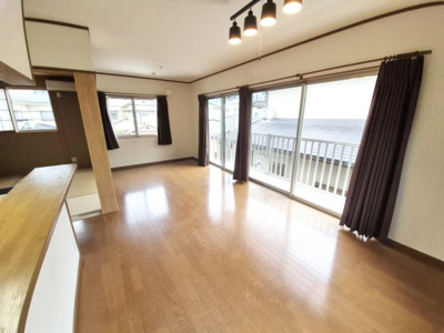 【居間・リビング】 | 亀岡　篠町森下宮ノ谷　一戸建 | リビング約16.3帖、大きな窓もあり採光良好です