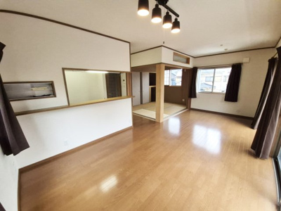 【居間・リビング】 | 亀岡　篠町森下宮ノ谷　一戸建 | 2階リビングにつき視線を気にせず生活できます