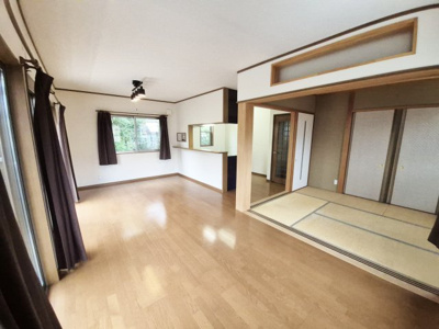 【居間・リビング】 | 亀岡　篠町森下宮ノ谷　一戸建 | 和室6帖が隣接しており、繋げることで広々としてLDKとしてご活用頂けます