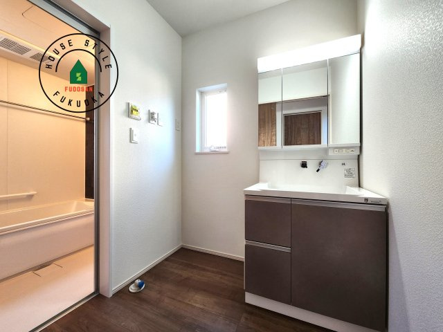 福津市若木台6丁目第2-1棟（1号棟）の内観：施工例|ゆとりの洗面スペースで朝の身支度もスムーズに。暮らしを快適に変えるシャワー付洗面台です！