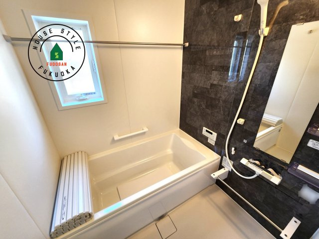 福津市若木台6丁目第2-1棟（1号棟）の内観：施工例|ウ窓もあるので換気も安心ですね。同社仕様。1日の疲れを癒してくれる広々バスルーム。雨の日のお洗濯にも大活躍な浴室乾燥機付です！