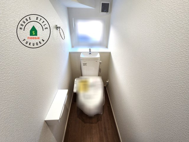 福津市若木台6丁目第2-1棟（1号棟）の内観：施工例|温水洗浄便座を完備しております。2ヶ所にトイレがあるのは朝の慌ただしい時間も安心です。