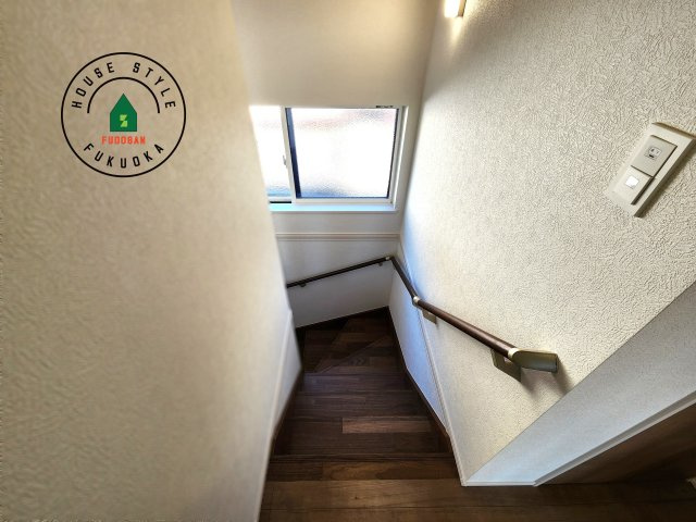 福津市若木台6丁目第2-1棟（1号棟）の内観：施工例|階段からも明るい光が入ります。採光や通風も階段の重要な役割です。