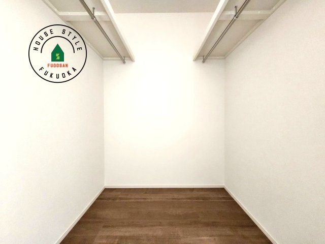 福津市若木台6丁目第2-1棟（1号棟）の内観：施工例|洋服や大きな荷物が多い方や人数の多いご家族などは、一般的なクローゼットよりもウォークインクローゼットのほうが使い勝手が良いです。