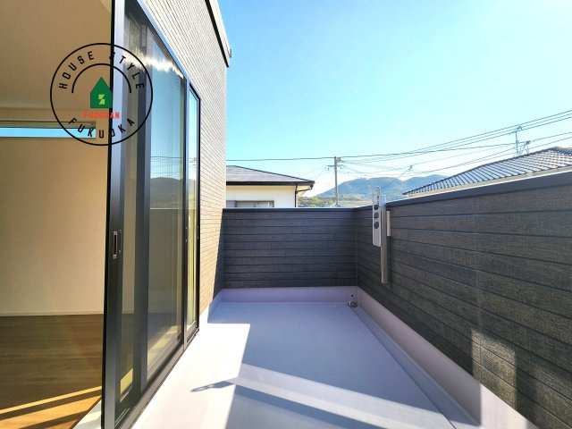 福津市若木台6丁目第2-1棟（1号棟）の外観：施工例|風をしっかりと感じられるバルコニーでは、毎日が洗濯日和です。広々としているので洗濯も楽しくなるでしょうし、気分転換にバルコニーからの眺めを楽しむのもいいでしょう。