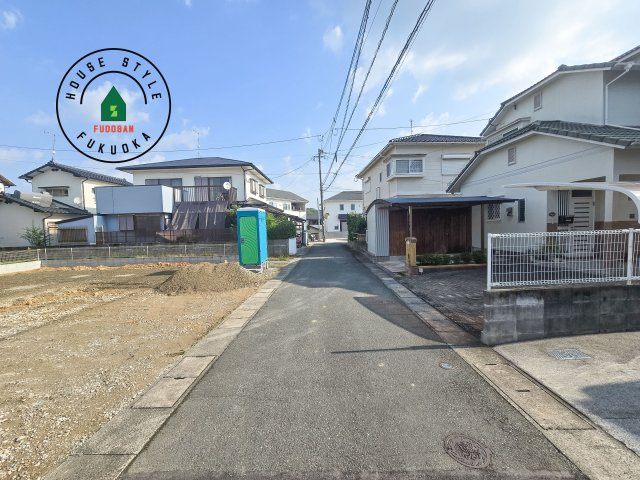 福津市若木台6丁目第2-1棟（1号棟）の前面道路含む現地写真|前面道路は閑静な住宅地をはしる車通りの少ない道路。お車の出し入れが苦手なママや小さなお子様にも安心ですね。しっかり舗装もされているので、ベビーカーや自転車で通っても快適に通行できます。