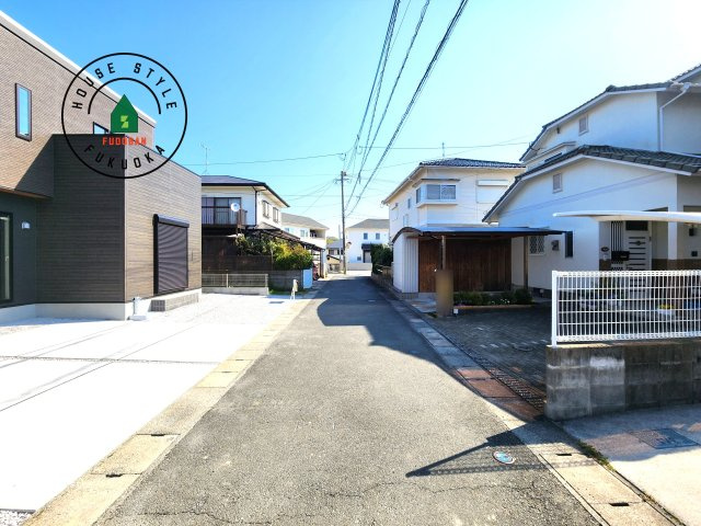 福津市若木台6丁目第2-1棟（1号棟）の前面道路含む現地写真|前面道路は閑静な住宅地をはしる車通りの少ない道路。お車の出し入れが苦手なママや小さなお子様にも安心ですね。しっかり舗装もされているので、ベビーカーや自転車で通っても快適に通行できます。