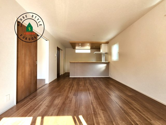 福津市若木台6丁目第2-1棟（1号棟）の内観：施工例|ご家族を近くに感じられる対面キッチンのLDK。会話もはずみそうですね。