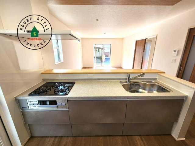 福津市若木台6丁目第2-1棟（1号棟）の内観：施工例|ご家族を近くに感じられる対面キッチンのLDK。会話もはずみそうですね。