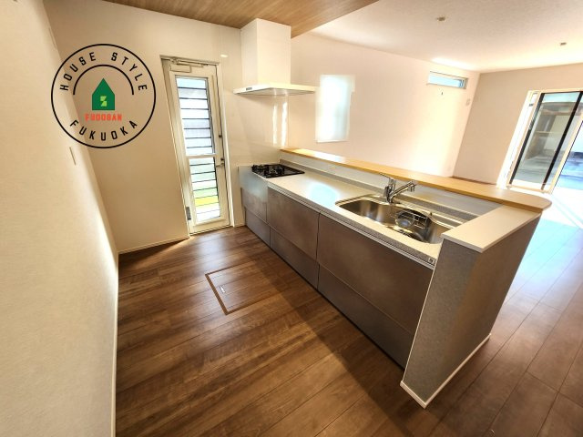 福津市若木台6丁目第2-1棟（1号棟）の内観：施工例|ダイニングテーブルへの配膳がラクラク、お料理はかどるカウンター付きシステムキッチン！