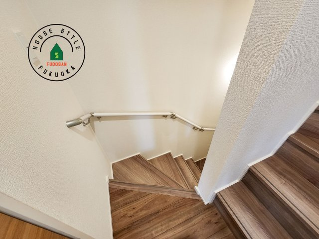 福岡市博多区南八幡町1丁目第1-3棟（1号棟）の内装|＜手すり付階段＞手すりがないと階段の昇り降りで危険なことはもちろん、壁に手をつきながら歩くことで壁紙が汚れやすくなります。すべての方に快適に昇り降りしていただくため、手すりを設置しました。