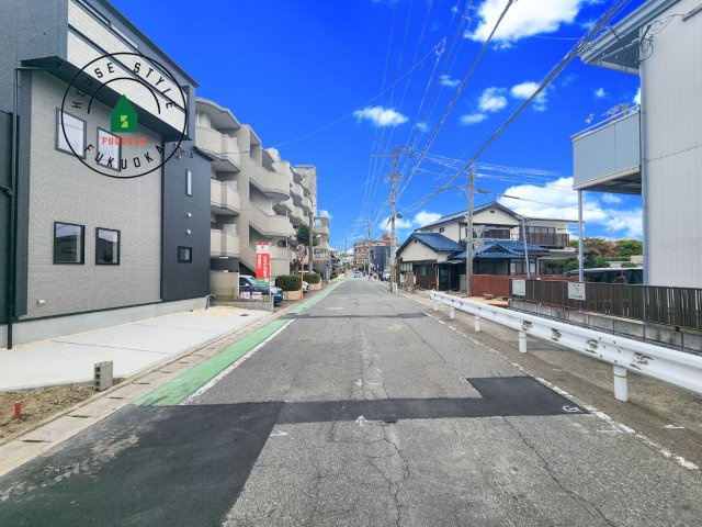 福岡市博多区南八幡町1丁目第1-3棟（1号棟）の前面道路含む現地写真|前面道路は閑静な住宅地をはしる車通りの少ない道路。お車の出し入れが苦手なママや小さなお子様にも安心ですね。しっかり舗装もされているので、ベビーカーや自転車で通っても快適に通行できます。前面道路です。
