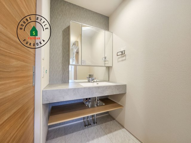 福岡市博多区南八幡町1丁目第1-3棟（3号棟）の独立洗面台|毎日使うものだから清潔な空間を保ちたい水回り。洗面にはそんな願いを解消させてくれる収納アイデアが満載です。三面鏡の裏側にはキャビネットが現れ小物から背の高い物まで収納できます。