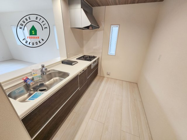 福岡市博多区南八幡町1丁目第1-3棟（3号棟）のキッチン|ダイニングテーブルへの配膳がラクラク、お料理はかどるカウンター付きシステムキッチン！