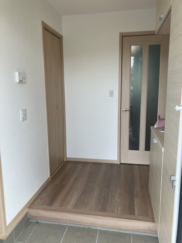 岸の丘町　中古戸建て（一条工務店施工）の玄関|収納もある玄関です