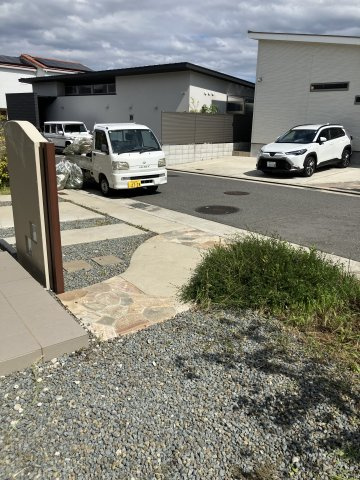 岸の丘町　中古戸建て（一条工務店施工）の駐車場|駐車場に車を止められます