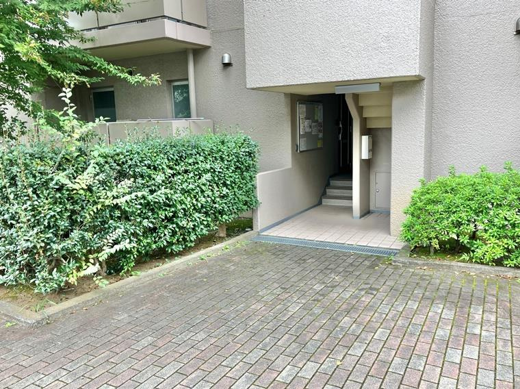 西所沢椿峰ニュータウン２７街区１号棟のエントランス