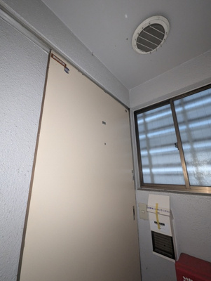 引戸タイプの玄関扉です