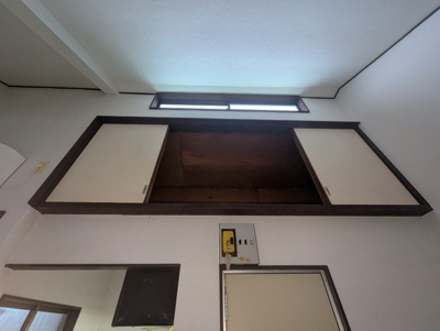 お部屋の上部に収納があります