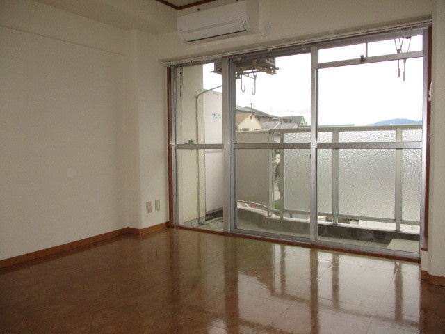 第1岡田マンションの居間・リビング