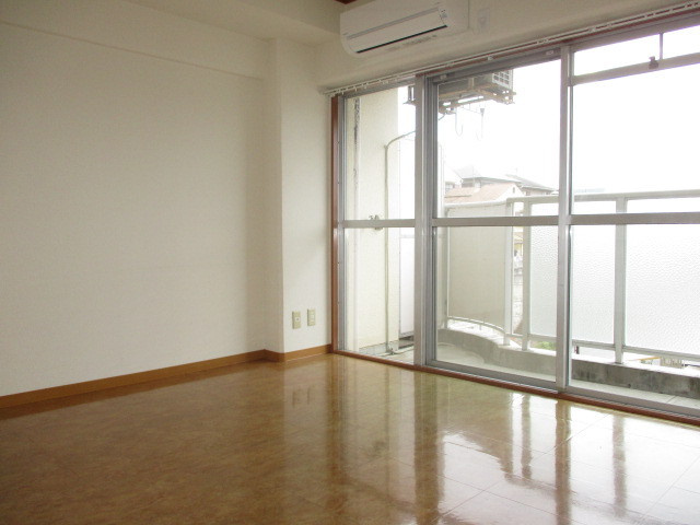 第1岡田マンションの居間・リビング