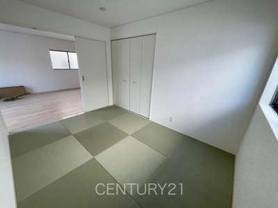 【和室】 | 前橋市下細井町第１０（３号等） | 和室はLDKと続き間で開放感があります。
引き戸で簡単に仕切れますので状況に合わせた使い方ができます。