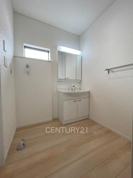 前橋市下細井町第１０（３号等）の独立洗面台|三面鏡付きの洗面台には鏡の裏に収納があり、すっきり片付けられます。
洗髪も可能な伸縮機能つきシャワーヘッドです。