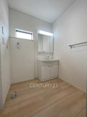 【独立洗面台】 | 前橋市下細井町第１０（３号等） | 三面鏡付きの洗面台には鏡の裏に収納があり、すっきり片付けられます。
洗髪も可能な伸縮機能つきシャワーヘッドです。