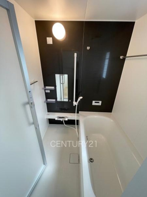 【浴室】 | 前橋市下細井町第１０（３号等） | ゆったりと寛げる大型バスタブ。
足を伸ばしたまま入浴可能です。
浴室乾燥機付きで天候が悪い日でも洗濯をして衣類を乾燥させることができます。