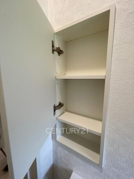 前橋市下細井町第１０（３号等）のトイレ|１階トイレ壁部分に埋め込み収納付き。
ペーパーストックに便利です。