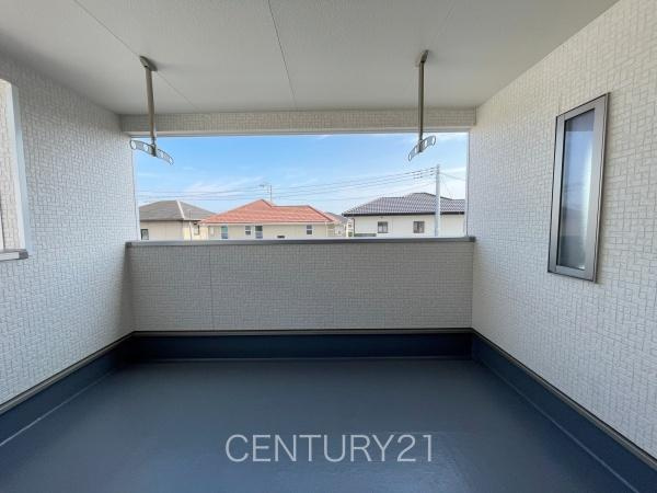 前橋市下細井町第１０（３号等）のバルコニー|天井付きバルコニーは急な雨にも安心。
干した洗濯物や布団が外壁に干渉しづらい、天井吊り下げ式の物干し金具付き。