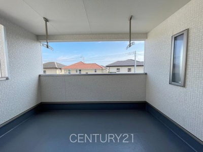 【バルコニー】 | 前橋市下細井町第１０（３号等） | 天井付きバルコニーは急な雨にも安心。
干した洗濯物や布団が外壁に干渉しづらい、天井吊り下げ式の物干し金具付き。