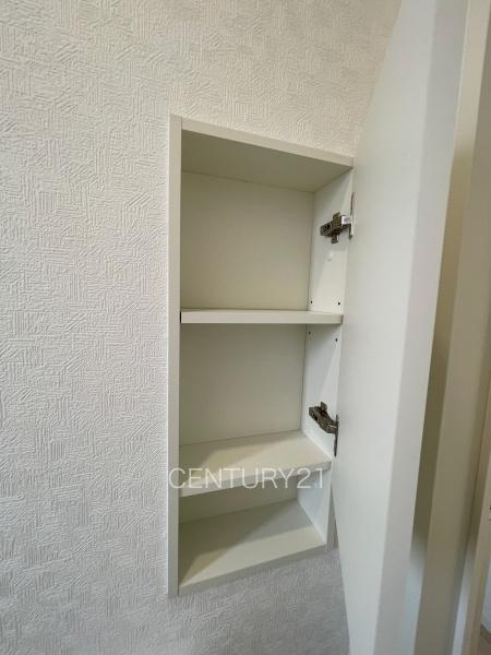 前橋市下細井町第１０（３号等）のトイレ|２階トイレです。
壁に埋め込み収納付き。
ペーパーストックに便利です。