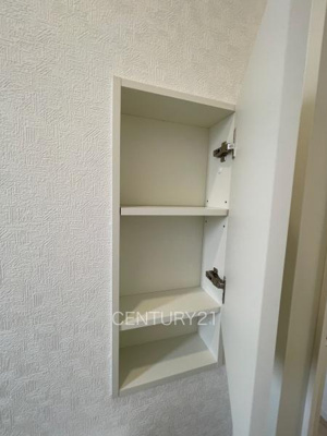 【トイレ】 | 前橋市下細井町第１０（３号等） | ２階トイレです。
壁に埋め込み収納付き。
ペーパーストックに便利です。