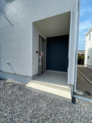 【玄関】 | 前橋市下細井町第１０（３号等） | スマートキー付きの玄関。
鍵を探すことなくドアの開閉が可能です。
郵便物を守る鍵付きポストです。
インターホンは録画機能付きで防犯面に優れます。