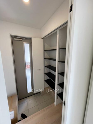 【玄関】 | 前橋市下細井町第１０（３号等） | 高さ調整可能な棚付きで、沢山の収納が可能です。