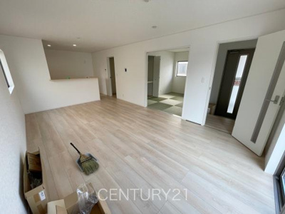 【居間・リビング】 | 前橋市下細井町第１０（３号等） | 大きいソファーがおける広々リビング