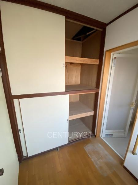 高崎市下室田町中古一戸建の独立洗面台|毎日の着替え・タオルなどを仕舞える便利な収納付きです。