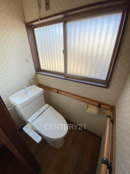 高崎市下室田町中古一戸建のトイレ|１階トレイです。
温水シャワー洗浄機能付きです。