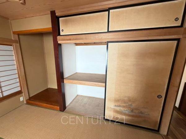 玉村町大字福島中古住宅の収納|和室の収納はお布団も収納し易い仕切り棚付きです。