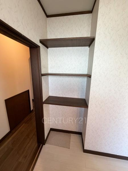 玉村町大字福島中古住宅の独立洗面台|毎日の着替え・タオルなどを仕舞える便利な収納付きです。