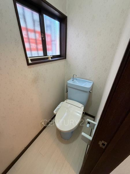 玉村町大字福島中古住宅のトイレ|１階トレイです。
温水シャワー洗浄機能付きです。