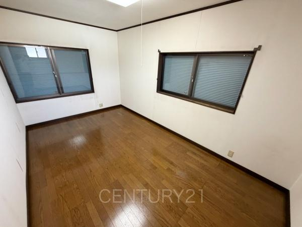 玉村町大字福島中古住宅の洋室|２面採光の明るい洋室です。