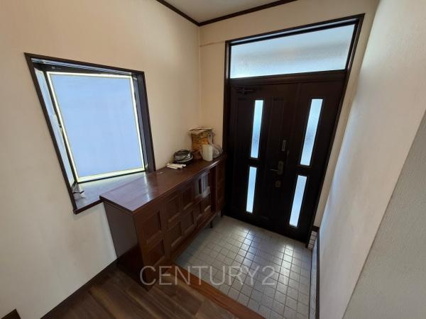 玉村町大字福島中古住宅の玄関|シューズボックス付きの玄関です。