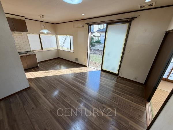 玉村町大字福島中古住宅の居間・リビング|大きいソファーがおける広々リビング